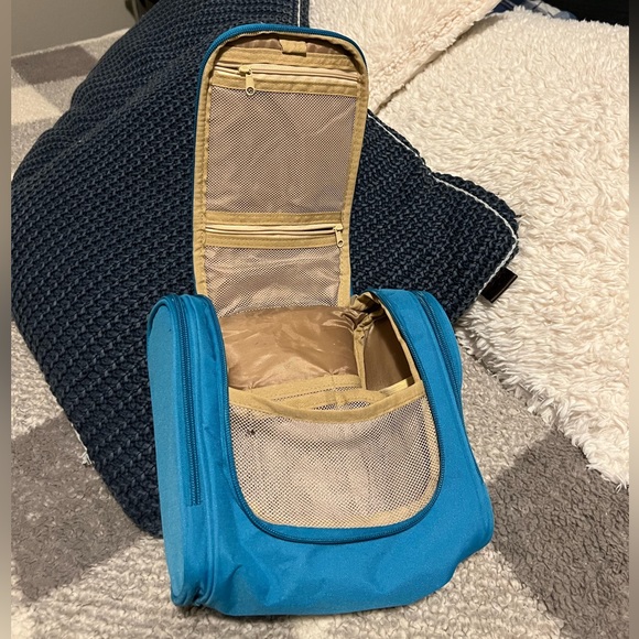 Toiletries Bag - Picture 3 of 6